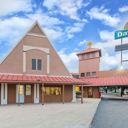 Days Inn By Wyndham San Antonio Splashtown/Att Center Εξωτερικό φωτογραφία