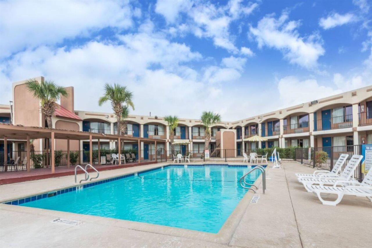 Days Inn By Wyndham San Antonio Splashtown/Att Center Εξωτερικό φωτογραφία