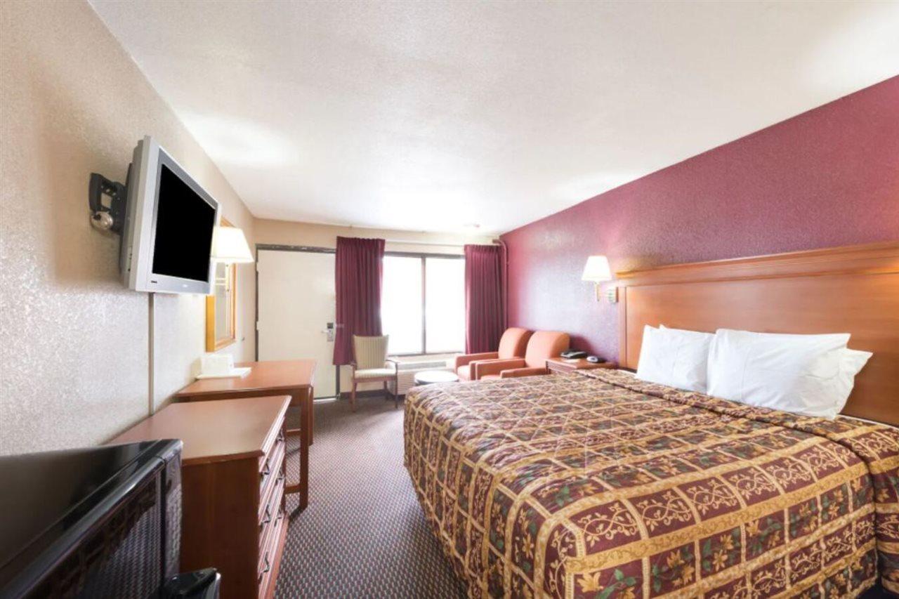 Days Inn By Wyndham San Antonio Splashtown/Att Center Εξωτερικό φωτογραφία