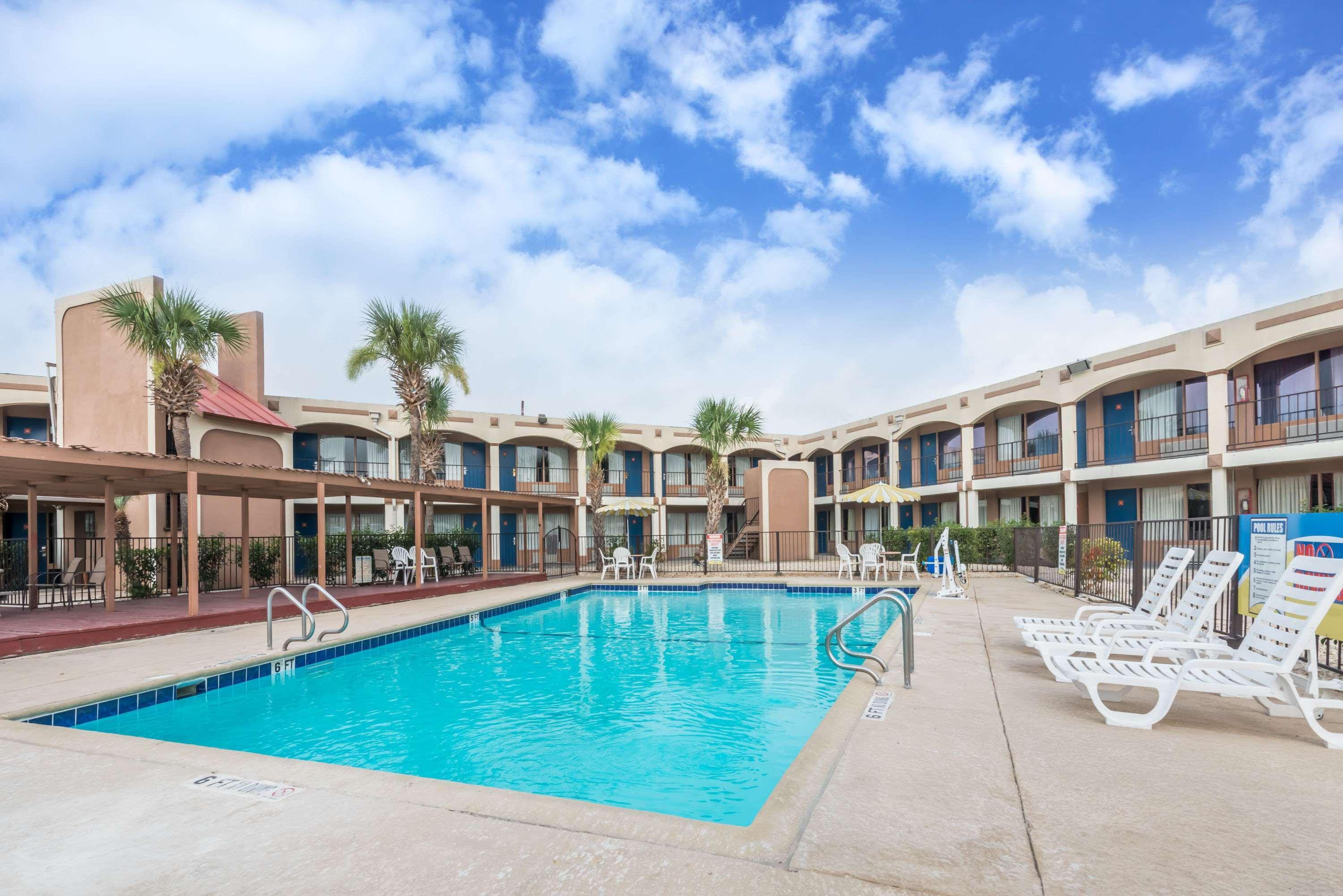 Days Inn By Wyndham San Antonio Splashtown/Att Center Εξωτερικό φωτογραφία