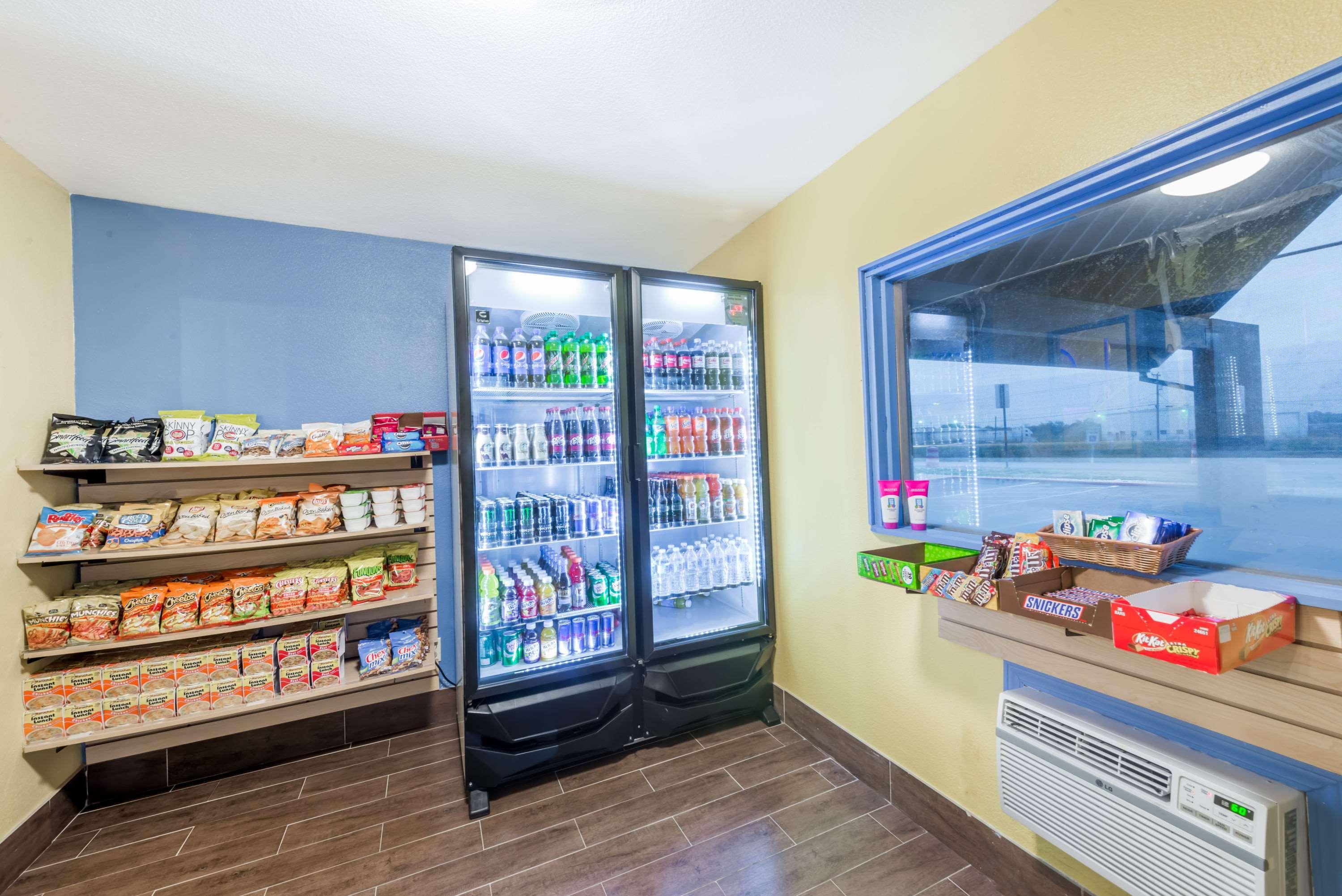Days Inn By Wyndham San Antonio Splashtown/Att Center Εξωτερικό φωτογραφία