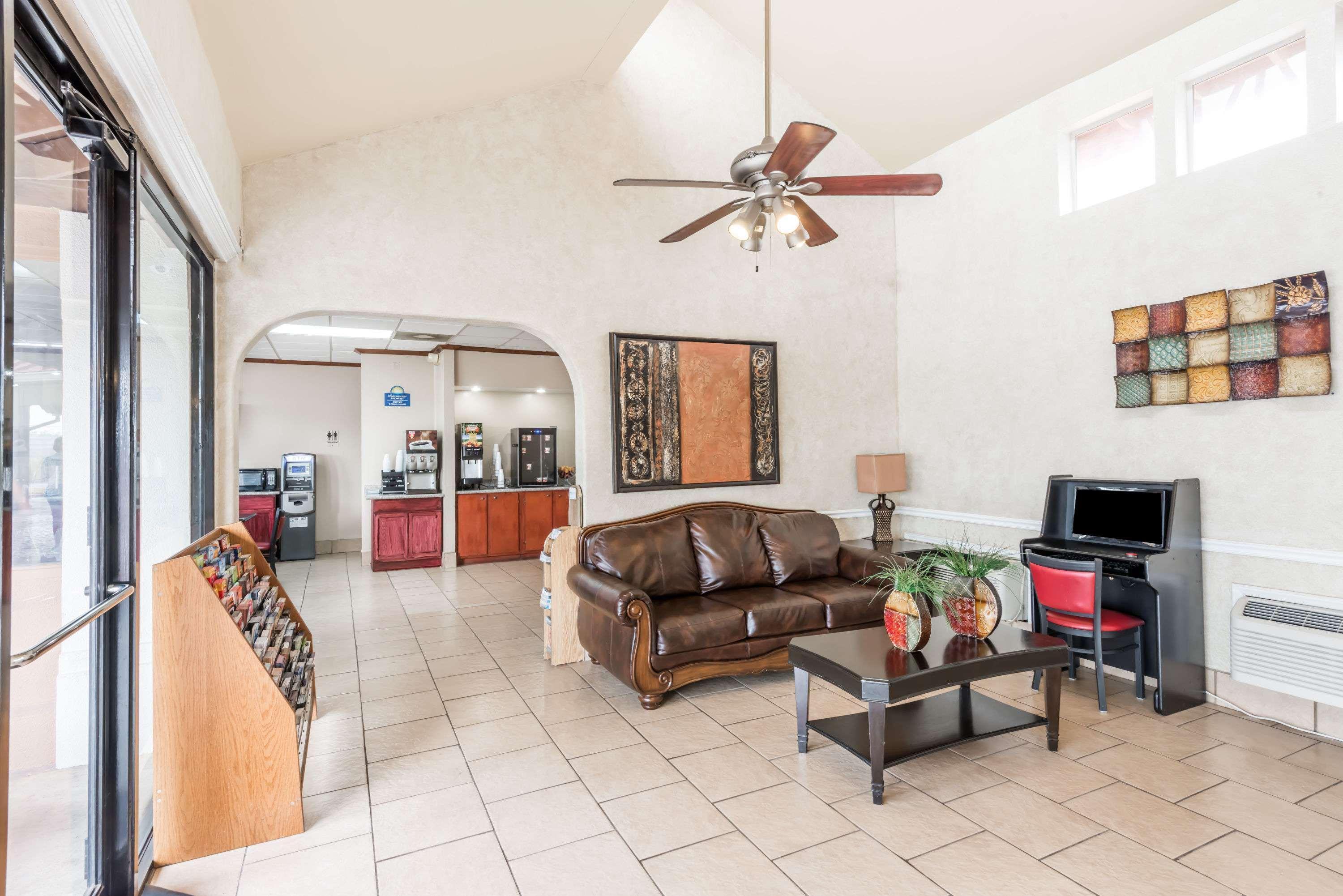 Days Inn By Wyndham San Antonio Splashtown/Att Center Εξωτερικό φωτογραφία