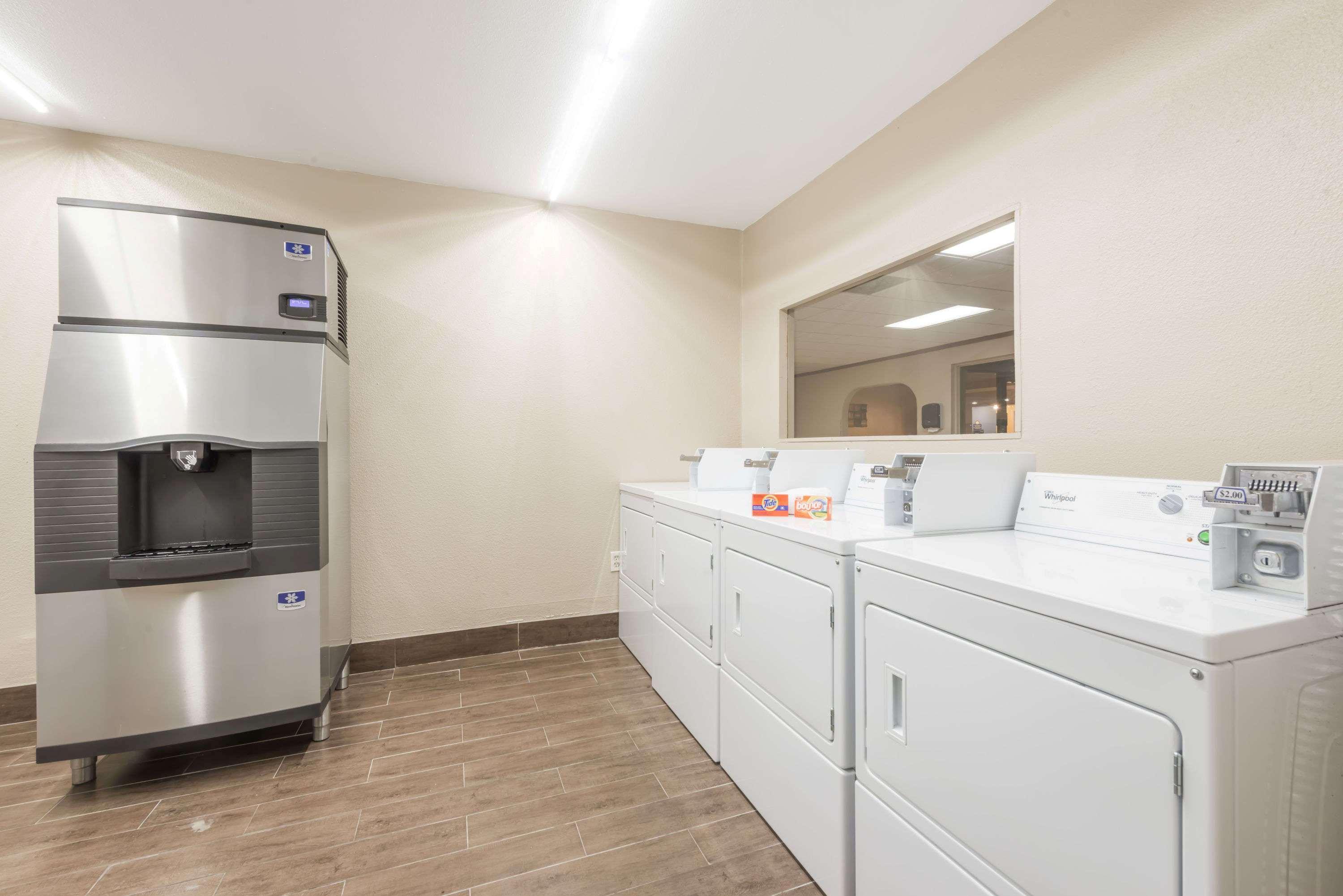 Days Inn By Wyndham San Antonio Splashtown/Att Center Εξωτερικό φωτογραφία
