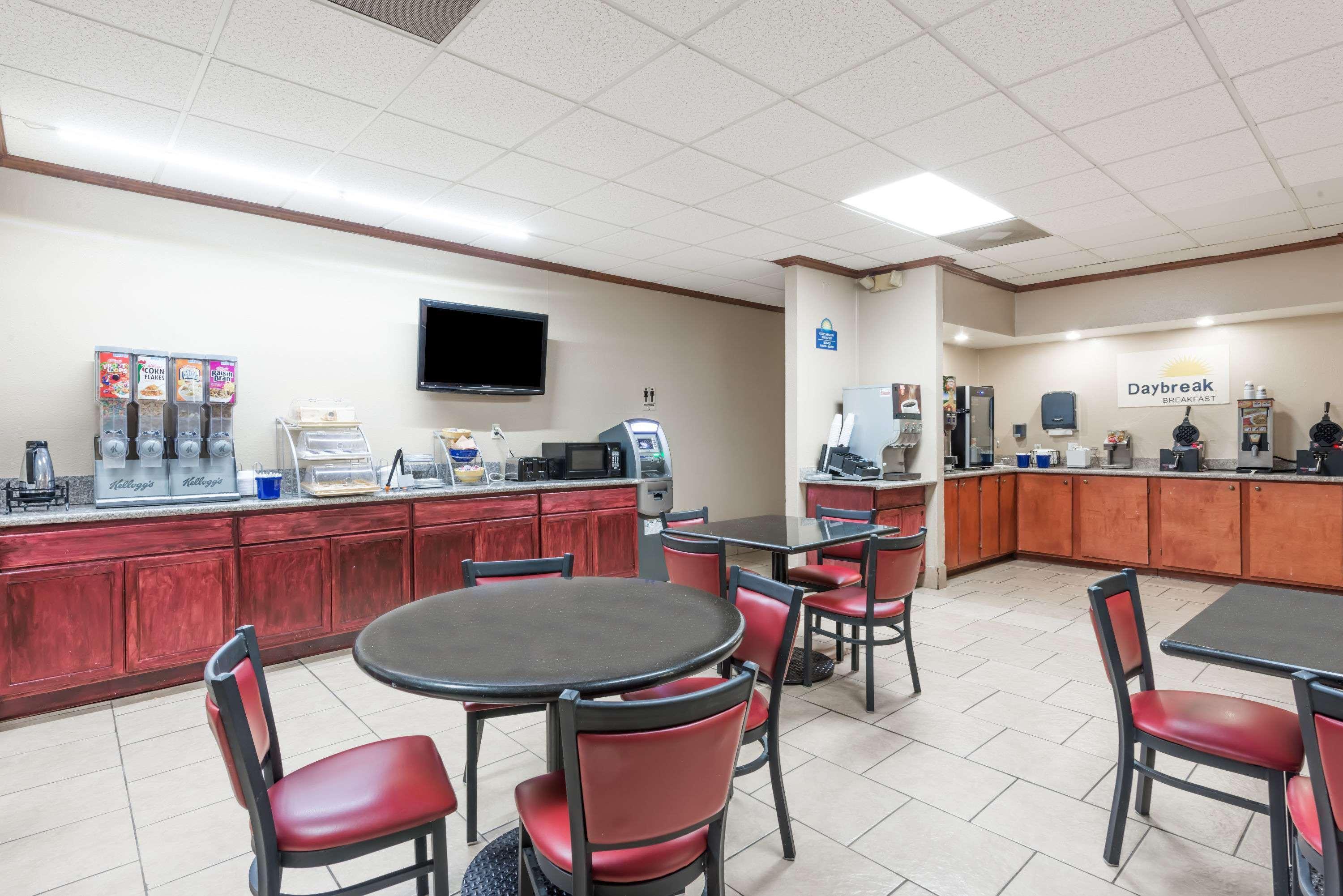 Days Inn By Wyndham San Antonio Splashtown/Att Center Εξωτερικό φωτογραφία