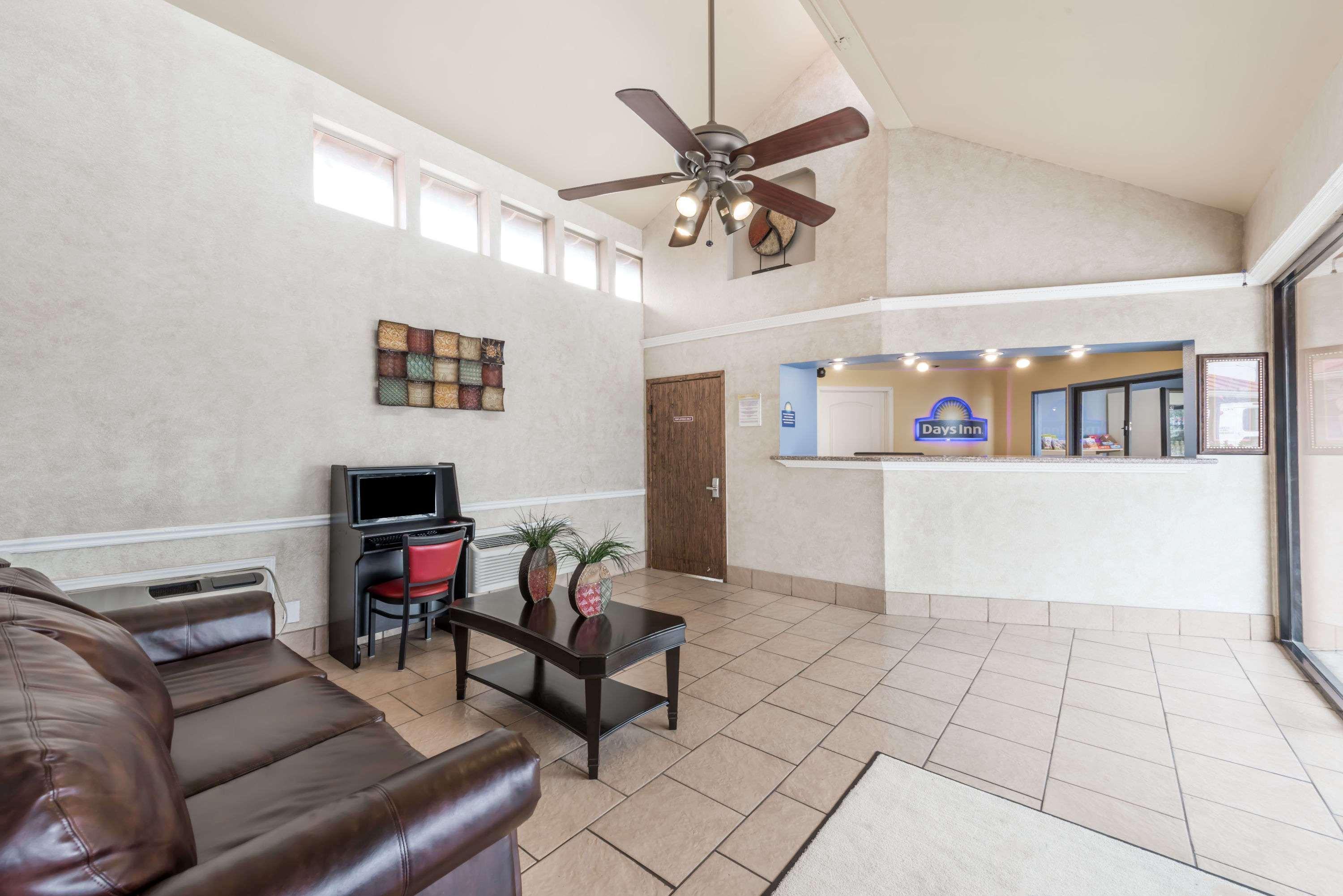 Days Inn By Wyndham San Antonio Splashtown/Att Center Εξωτερικό φωτογραφία