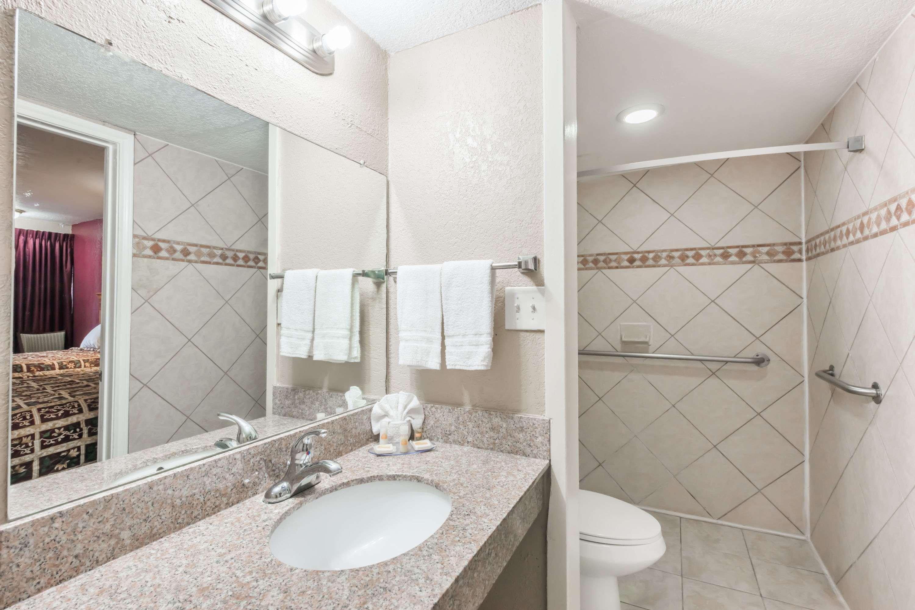 Days Inn By Wyndham San Antonio Splashtown/Att Center Εξωτερικό φωτογραφία
