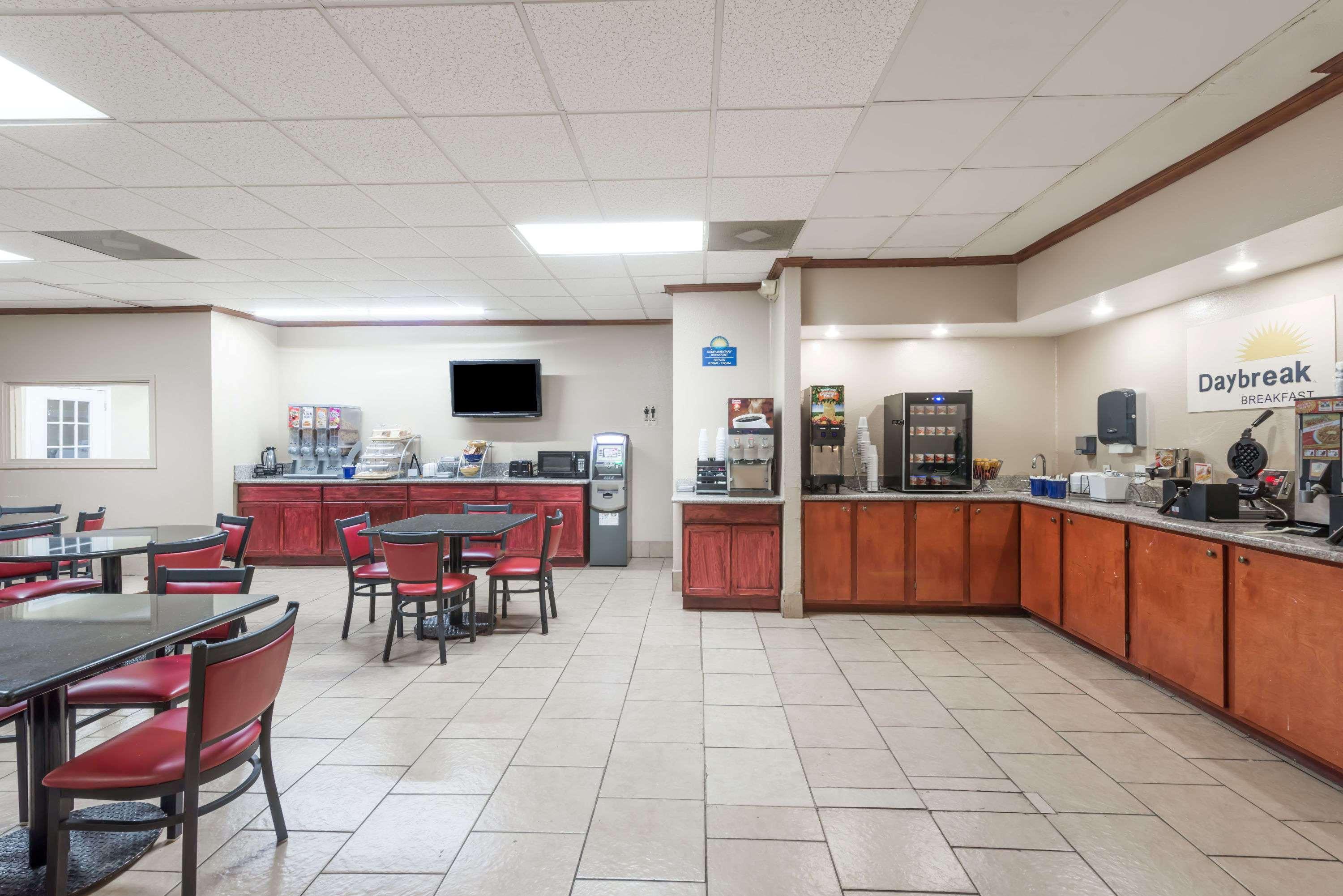 Days Inn By Wyndham San Antonio Splashtown/Att Center Εξωτερικό φωτογραφία