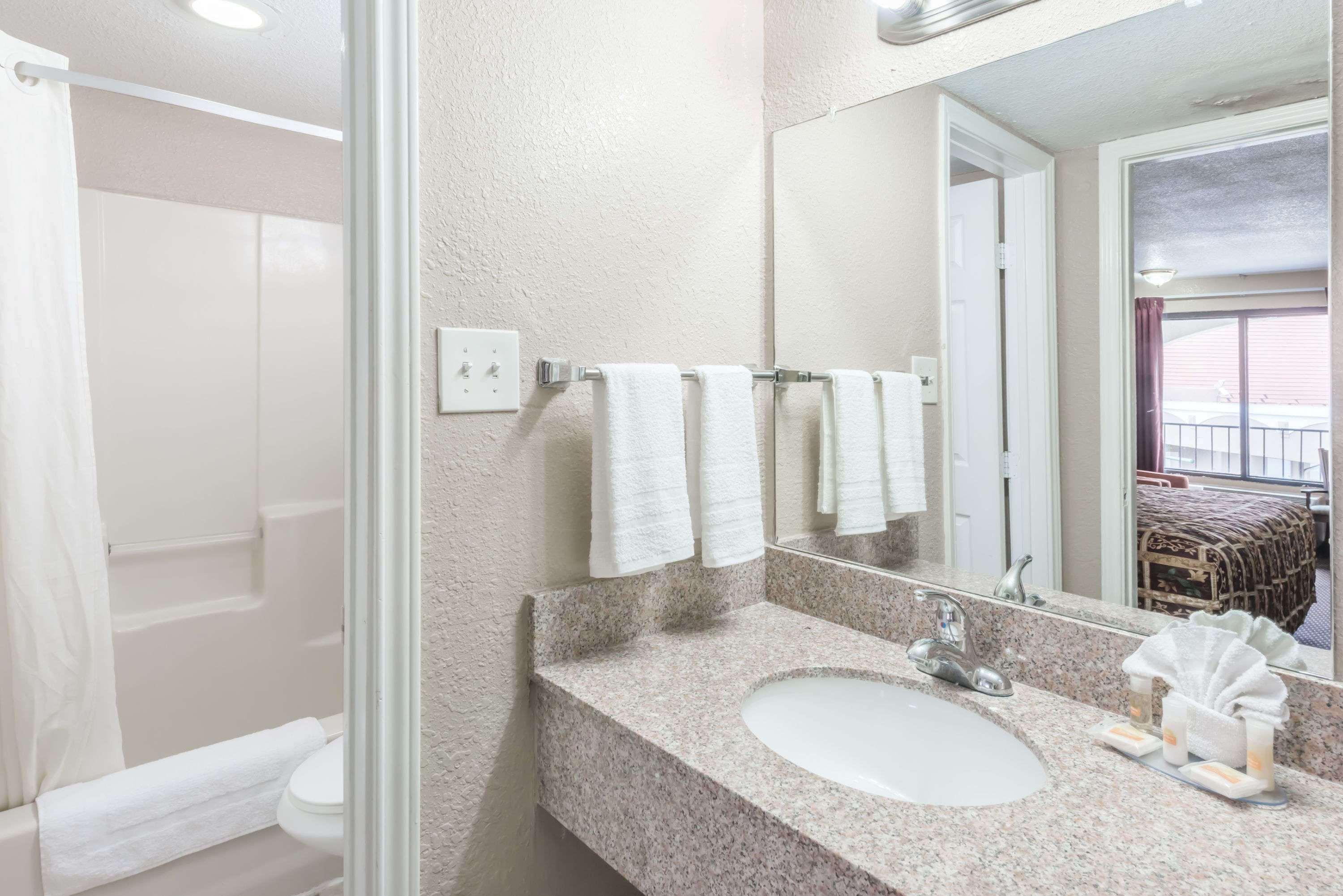 Days Inn By Wyndham San Antonio Splashtown/Att Center Εξωτερικό φωτογραφία
