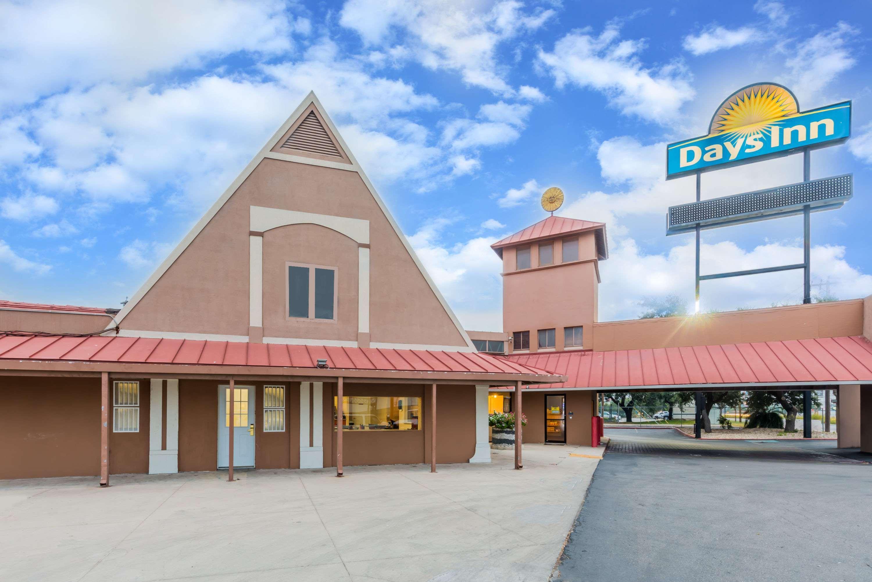 Days Inn By Wyndham San Antonio Splashtown/Att Center Εξωτερικό φωτογραφία