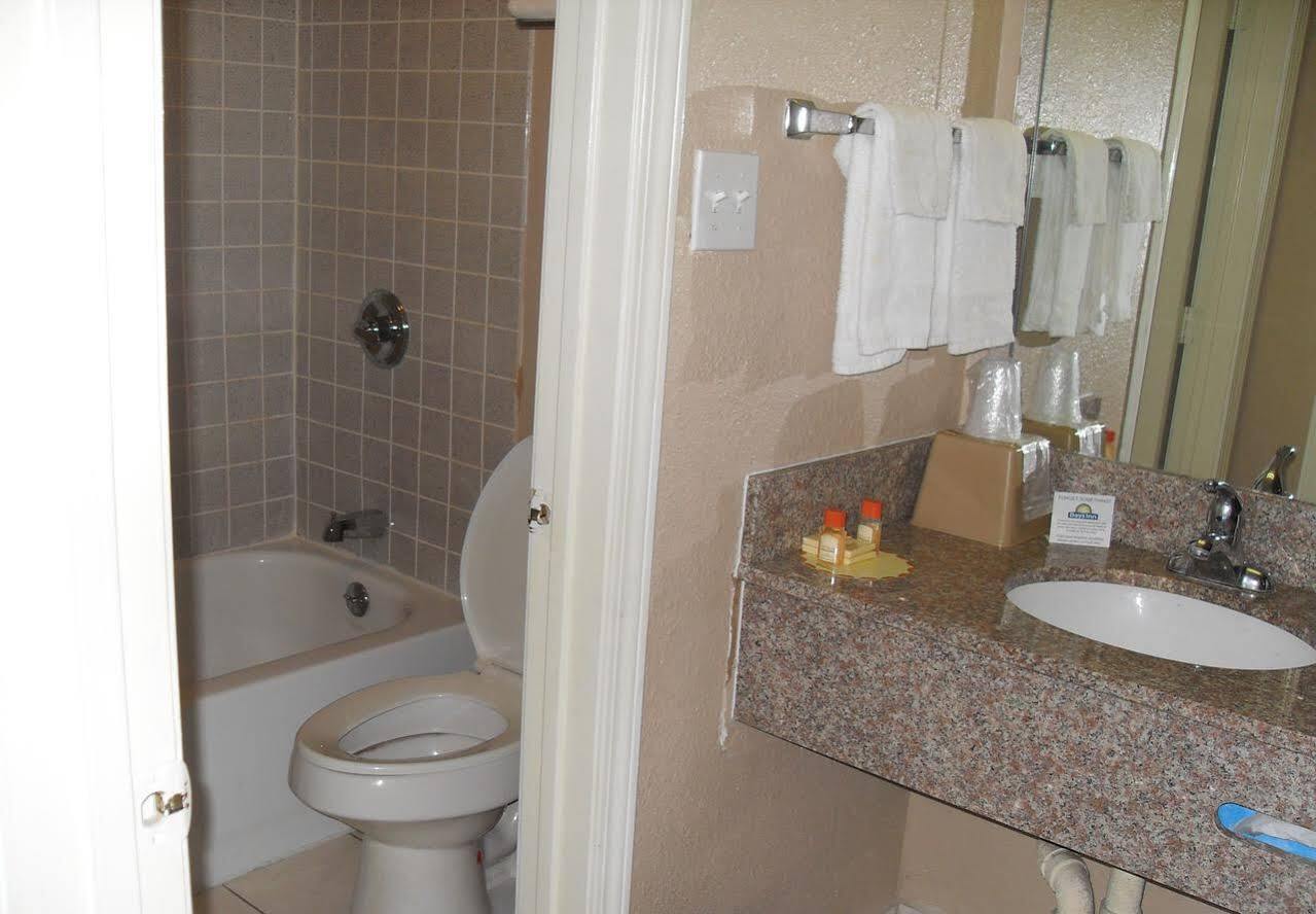 Days Inn By Wyndham San Antonio Splashtown/Att Center Εξωτερικό φωτογραφία
